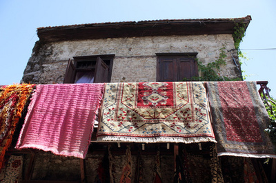 色彩与遮蔽的织物之舞 探秘多彩纺织品遮篷的世界